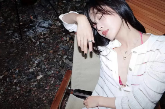 辛芷蕾荒野篝火写真大片,桃色唇性感迷人