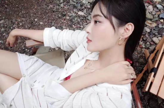 辛芷蕾荒野篝火写真大片,桃色唇性感迷人