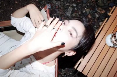 ​辛芷蕾荒野篝火写真大片，桃色唇性感迷人