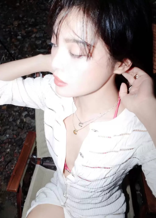 辛芷蕾荒野篝火写真大片,桃色唇性感迷人