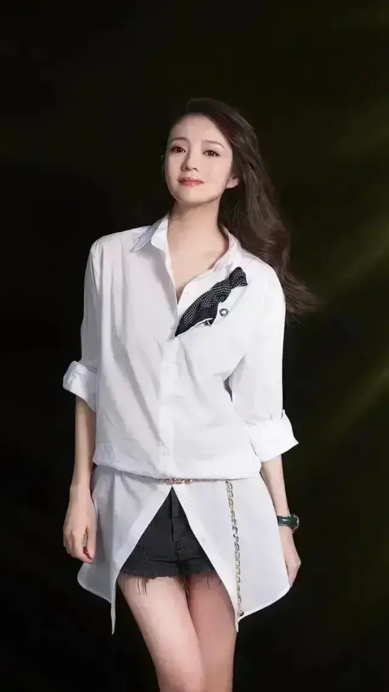 安以轩尽显成熟魅力的性感写真合集