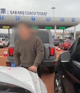 ​湛江警方、保定交警回应奔驰车插队