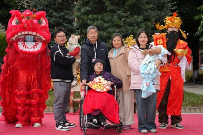 ​定格幸福瞬间！寒冬里，老人院来了暖心摄影志愿者