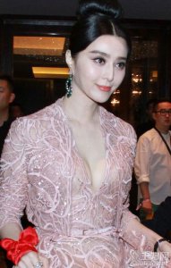​范冰冰着粉嫩透视美裙亮相 深V露美胸圆嫩性感迷人