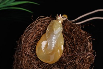 ​翡翠和玉到底有哪些区别？其实这两个并不能混为一谈