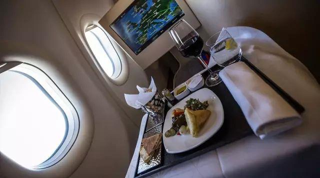 在飞机上怎么睡觉 怎么在飞机上睡觉 在飞机上怎么睡觉 怎么在飞机上睡觉