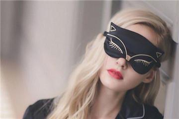 在飞机上怎么睡觉 怎么在飞机上睡觉 在飞机上怎么睡觉 怎么在飞机上睡觉