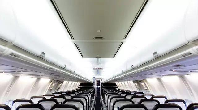 在飞机上怎么睡觉 怎么在飞机上睡觉 在飞机上怎么睡觉 怎么在飞机上睡觉