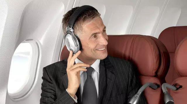 在飞机上怎么睡觉 怎么在飞机上睡觉 在飞机上怎么睡觉 怎么在飞机上睡觉