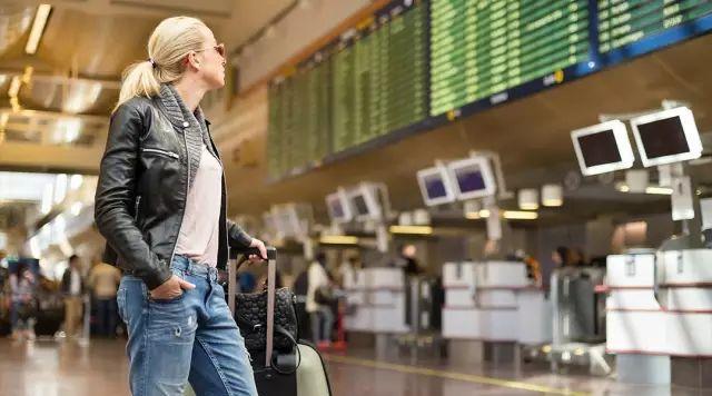 在飞机上怎么睡觉 怎么在飞机上睡觉 在飞机上怎么睡觉 怎么在飞机上睡觉