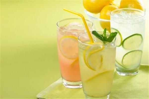 柠檬是碱性食物吗 柠檬适合什么人吃 柠檬是碱性食物吗 柠檬适合什么人吃