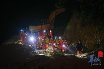 ​梅大高速路面塌方灾害现场：灯火通明的一夜，救援人员仍全力进行搜救