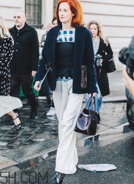 白色喇叭裤搭什么上衣？白色喇叭裤搭配图片