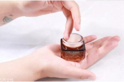 ​雅诗兰黛抗蓝光眼霜适合什么人 雅诗兰黛小棕瓶抗蓝光