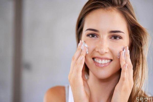 怎样判断水乳适不适合自己 教你挑选适合自己的水乳 怎样判断水乳适不适合自己 教你挑选适合自己的水乳