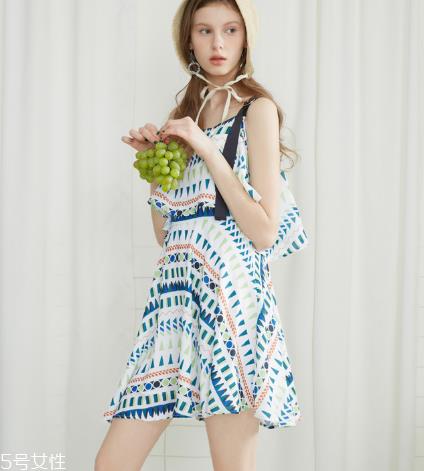 荷叶边裙子怎么搭配 夏日裙装的与众不同 荷叶边裙子怎么搭配 夏日裙装的与众不同