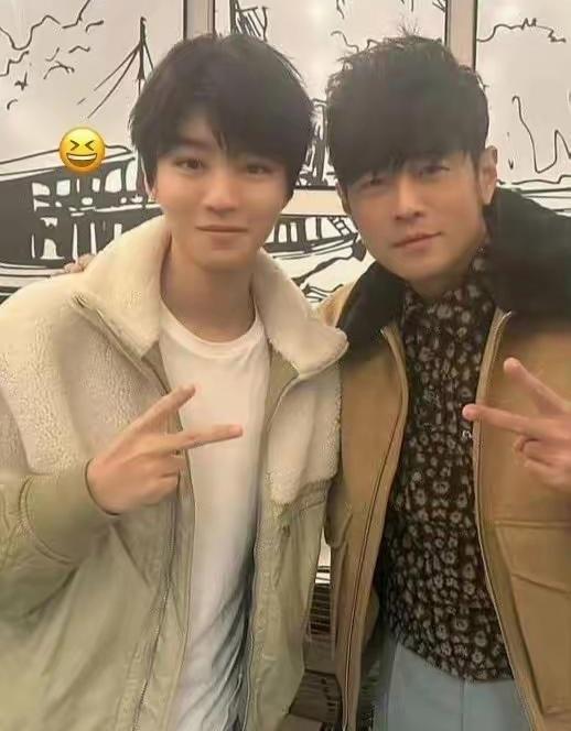 娱乐王俊凯追星成功，和大21岁偶像周杰伦逛街！  2