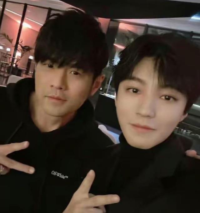 娱乐王俊凯追星成功，和大21岁偶像周杰伦逛街！  1