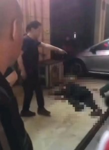 ​辽宁海城一外卖员持刀捅伤小区保安，保安伤势较重