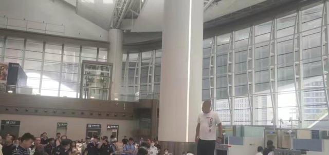 生活高铁站回应男子带充电宝入站被拒 1