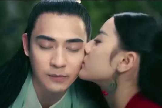 迪丽热巴“热吻”周渝民,两人将携手登《快乐大本营》!