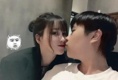 卢本伟现身直播间疑似要回归,去UU妹微博却发现,好大一碗狗粮