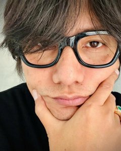 ​陈坤罕见晒照，嘴唇干裂，面带憔悴，引起网友热议