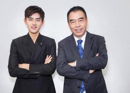 陈飞宇哥哥陈雨昂颜值高智商高,和欧阳娜娜合照一看就是霸总