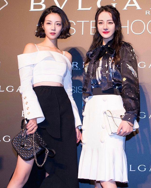 迪丽热巴李溪芮两大“腿精”同框,肤色差不算啥,身高差更加真实