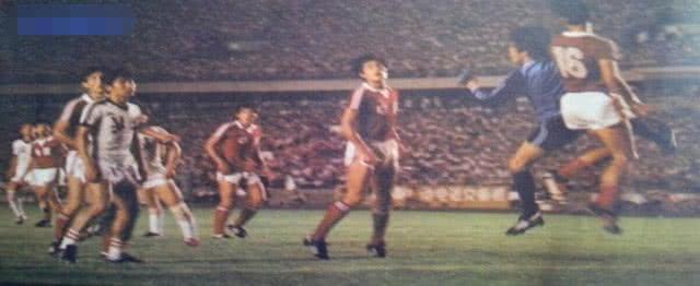 震撼!日本干伊朗3-0!还记得中国足球曾经5-0吊打日本吗?