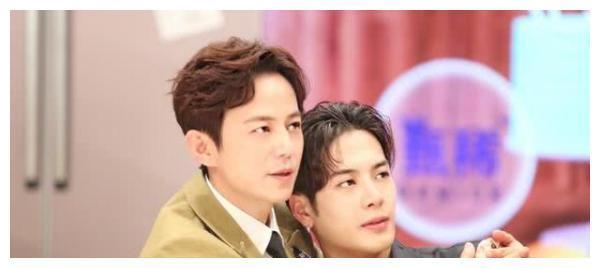 何炅微博实力宣传王嘉尔新歌，荷尔萌撒糖太甜