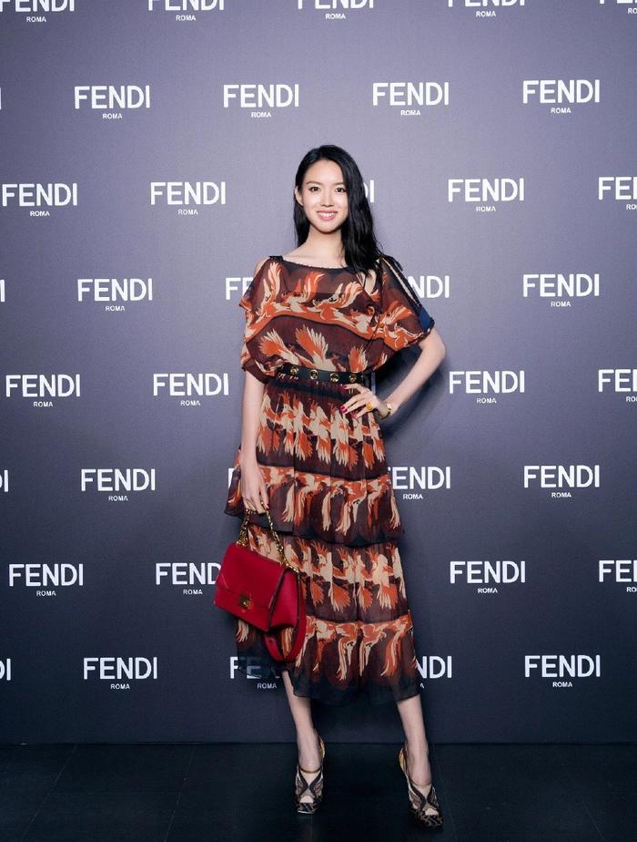 不愧是中国首个世界小姐,12年后穿雪纺裙高筒靴,依旧优雅迷人