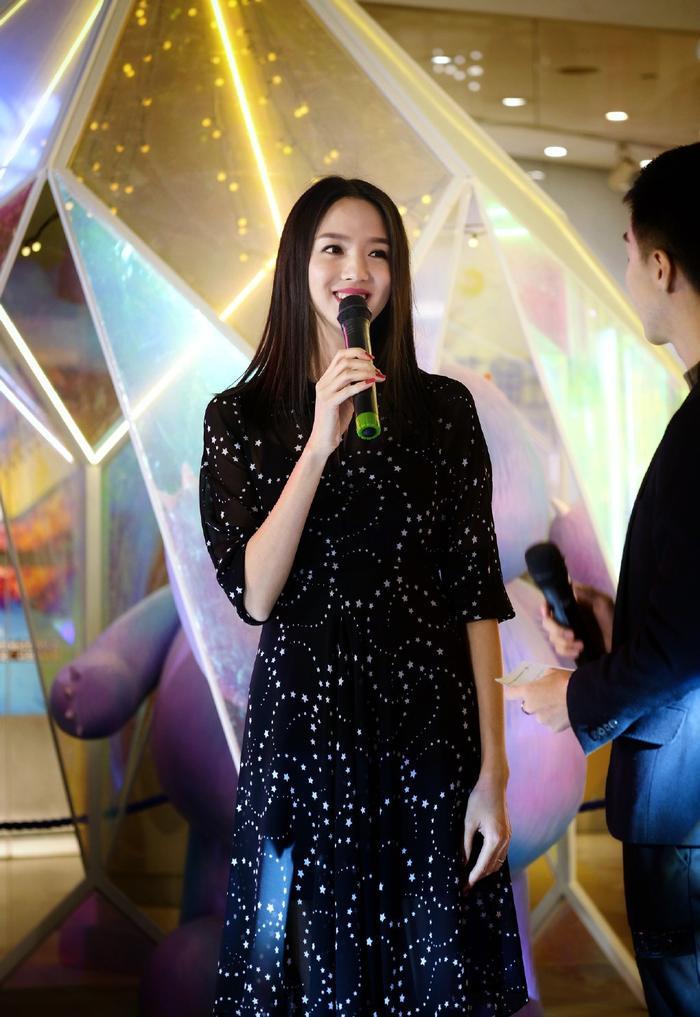 不愧是中国首个世界小姐,12年后穿雪纺裙高筒靴,依旧优雅迷人