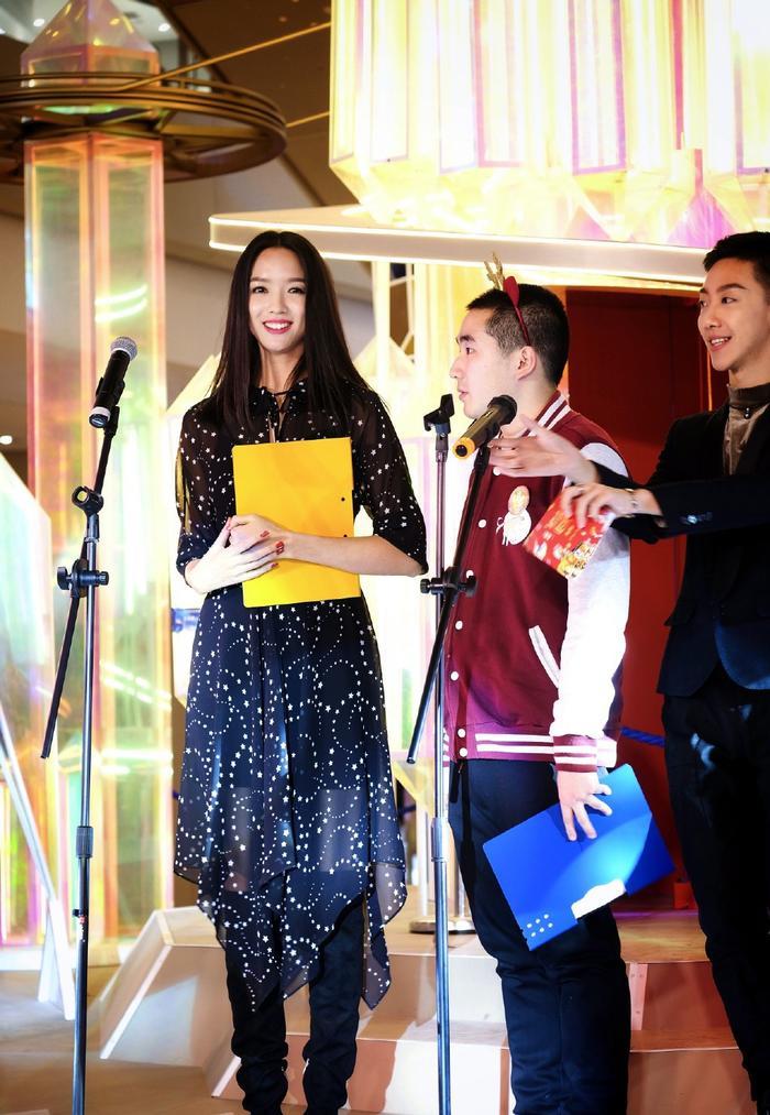 不愧是中国首个世界小姐,12年后穿雪纺裙高筒靴,依旧优雅迷人