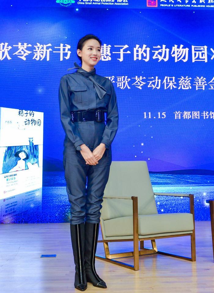 不愧是中国首个世界小姐,12年后穿雪纺裙高筒靴,依旧优雅迷人