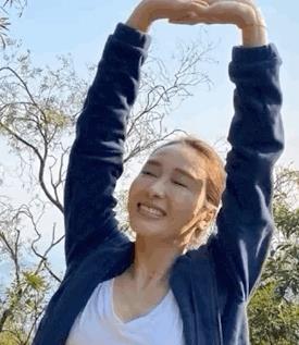 49岁黎姿晒淡妆照,肌肤白滑零毛孔,香港网友:用钱堆出来的