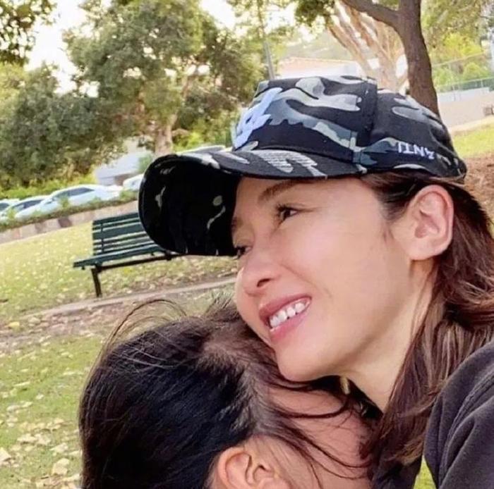 49岁黎姿晒淡妆照,肌肤白滑零毛孔,香港网友:用钱堆出来的