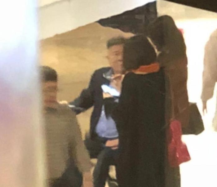 49岁黎姿晒淡妆照,肌肤白滑零毛孔,香港网友:用钱堆出来的