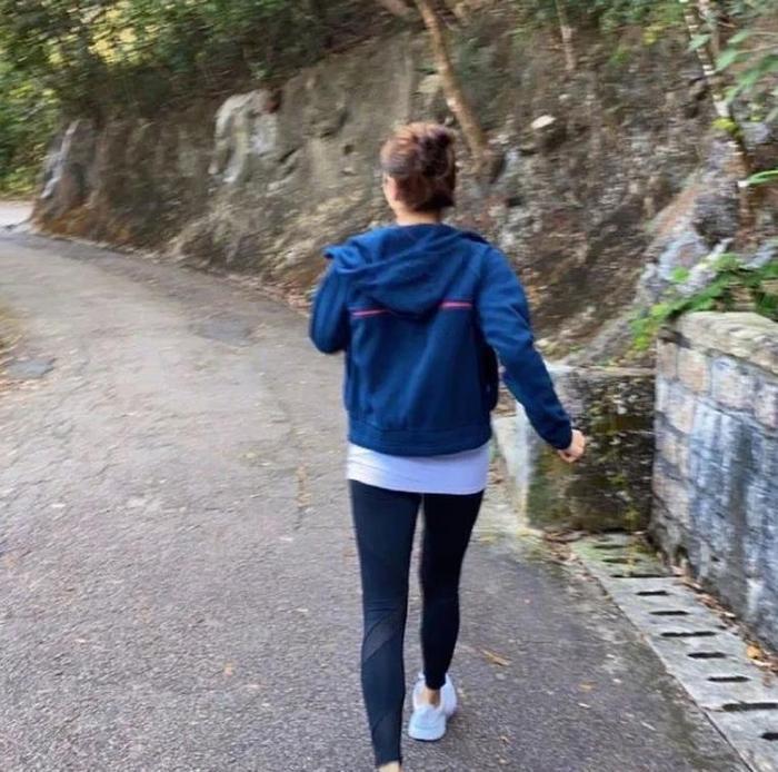 49岁黎姿晒淡妆照,肌肤白滑零毛孔,香港网友:用钱堆出来的