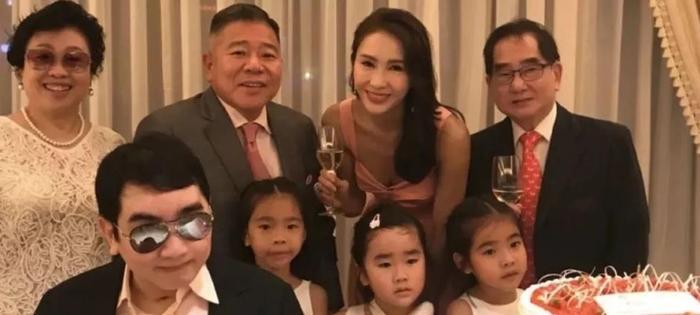 49岁黎姿晒淡妆照,肌肤白滑零毛孔,香港网友:用钱堆出来的