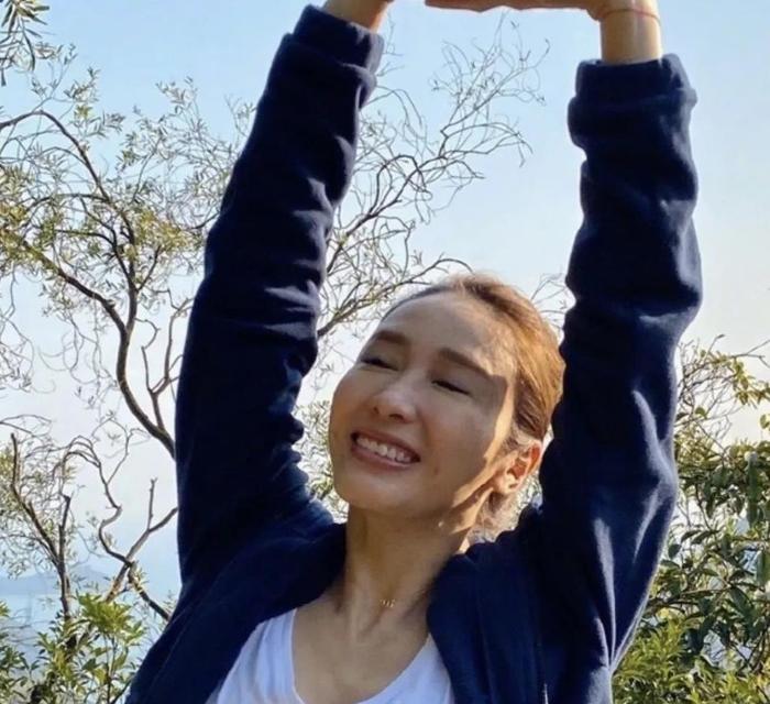 49岁黎姿晒淡妆照,肌肤白滑零毛孔,香港网友:用钱堆出来的