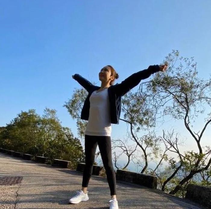 49岁黎姿晒淡妆照,肌肤白滑零毛孔,香港网友:用钱堆出来的