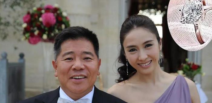 49岁黎姿晒淡妆照,肌肤白滑零毛孔,香港网友:用钱堆出来的