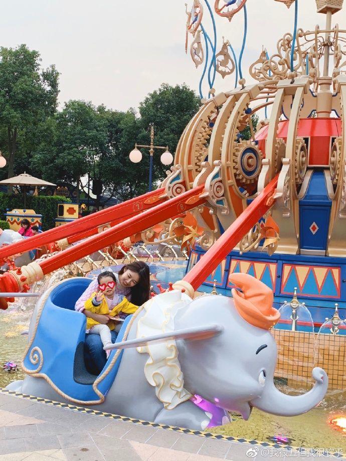 陈赫一家三口游玩迪士尼，妻子晒出女儿正脸照，和陈赫很像！