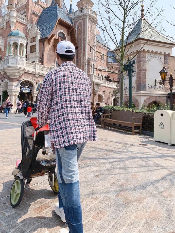 陈赫一家三口游玩迪士尼，妻子晒出女儿正脸照，和陈赫很像！