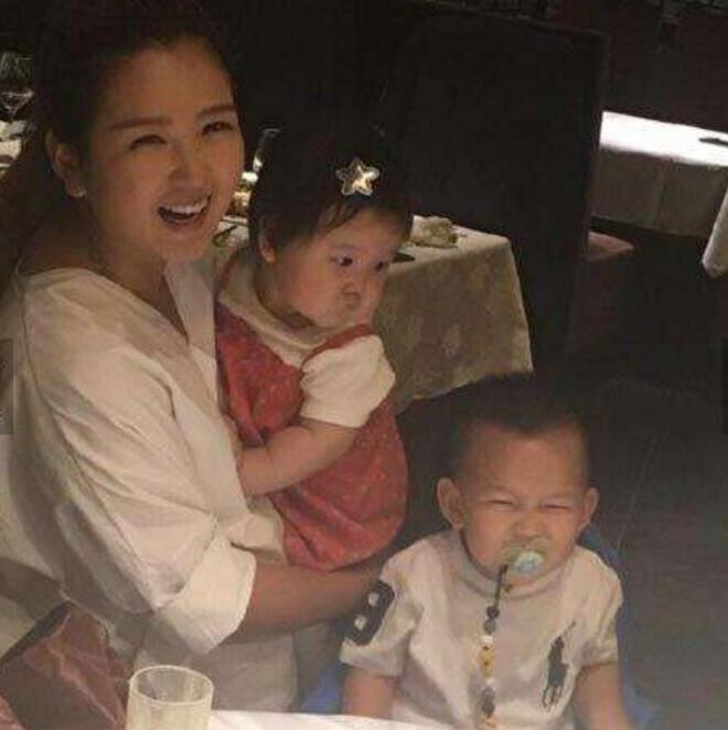 何洁三胎生女实锤!刁磊朋友圈晒新生儿照片,与何洁合照秀恩爱