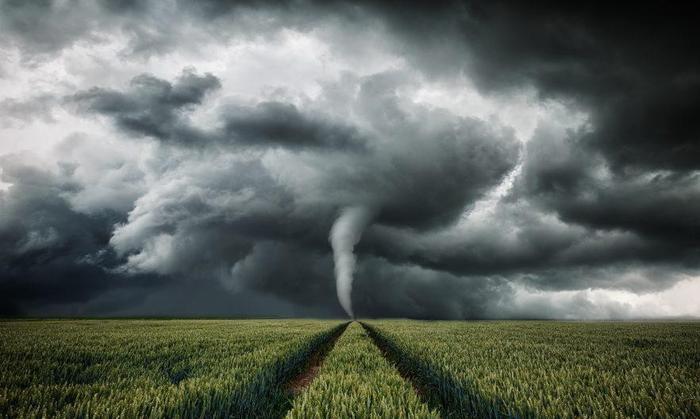 河南商丘遭遇龙卷风席卷游乐场,突遇龙卷风我们该怎么办