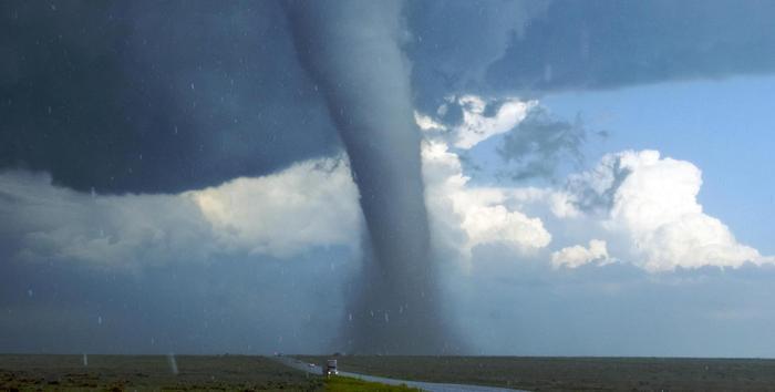 河南商丘遭遇龙卷风席卷游乐场,突遇龙卷风我们该怎么办