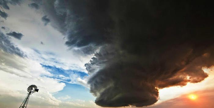 河南商丘遭遇龙卷风席卷游乐场,突遇龙卷风我们该怎么办