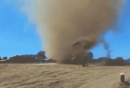 河南商丘遭遇龙卷风席卷游乐场,突遇龙卷风我们该怎么办